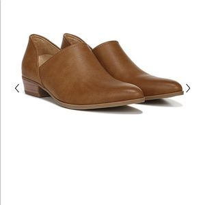 Brand new Naturalizer Carlyn Tan Booties 8.5
